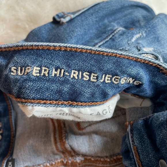 Women’s American Eagle Super High Rise Jegging Distressed Like-New Size 10 - Picture 3 of 5